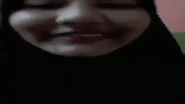 Cewek Jilbab 16 Tahun Mulus Pamer Tubuh Depan Kamera